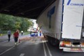 LKW blieb unter Bruecke haengen Koeln Ehrenfeld Innere Kanalstr Hornstr P083